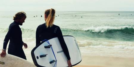 Surf infos : Les 5 meilleurs spots de surf pour les débutants en France à découvrir cet été