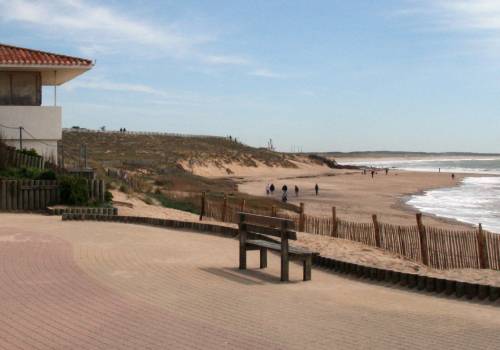 Bretignolles-sur-Mer abrite le spot de surf très réputé de La Sauzaie