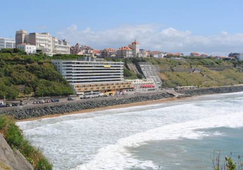 Vue du spot de surf de La Côte des Basques depuis la pointe de Biarritz